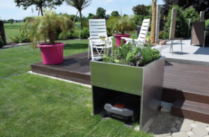 Mower-garage met plantenbak